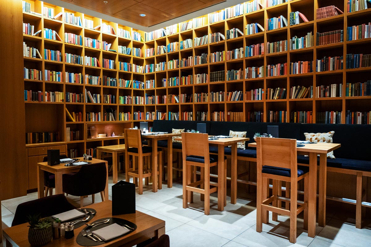 Pod u čitaonici u biblioteci / foto: freepik.com